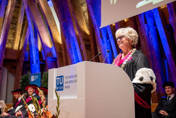 Sabine Seidler steht vor einem Pult und hält eine Rede