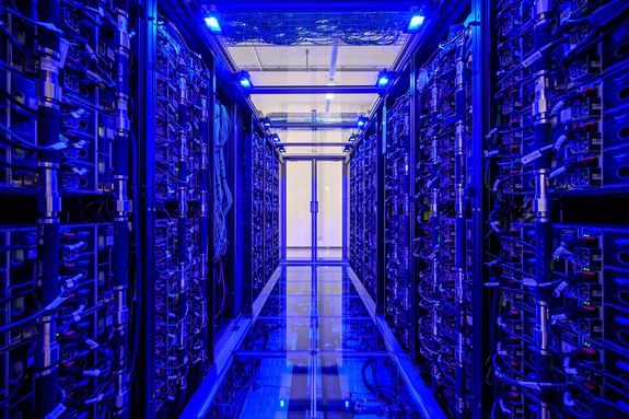 Serverraum des VSC-4, mit blauem Licht erleuchtet