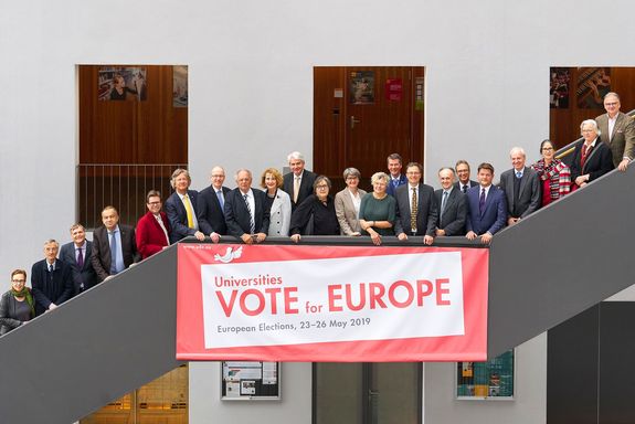 die Uniko, Rektor_innen mit Transparent zu "Vote for Europe" auf der Treppe.