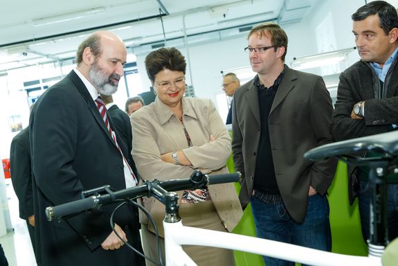 researchTUb Geschäftsführer Prof. Friedrich Bleicher präsentiert Wirtschafts-Stadträtin Renate Brauner das Labor (Foto: Wirtschaftsagentur Wien)