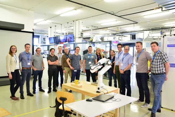 DTM Alumni in der TU Pilotfabrik