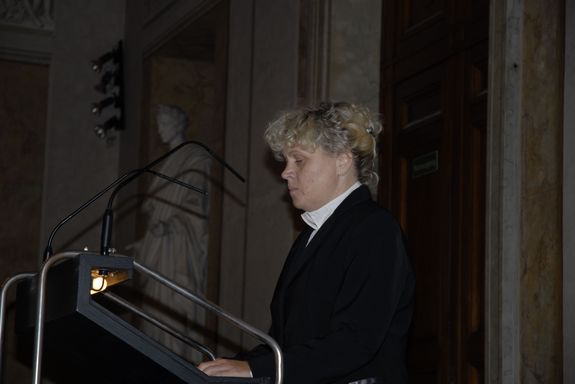 Frau am Rednerpult4