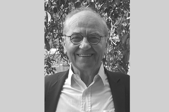 Portraitfoto von Prof. Erich Gornik in schwarz-weiß