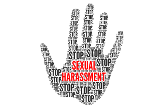 Auf dem Bild ist der Abdruck einer Hand zu sehen, welcher aus den Worten "Stop" in schwarzer Schrift und verschiedenen Größen besteht. In der Mitte der Hand steht in roten Buchstaben "sexual harassment". Es ergibt sich dadurch der Schriftzug "stop sexual harassment", wenn man die Hand als Ganzes betrachtet.