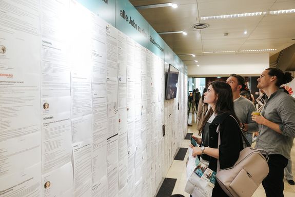 Menschen vor Wand lesen Jobangebote