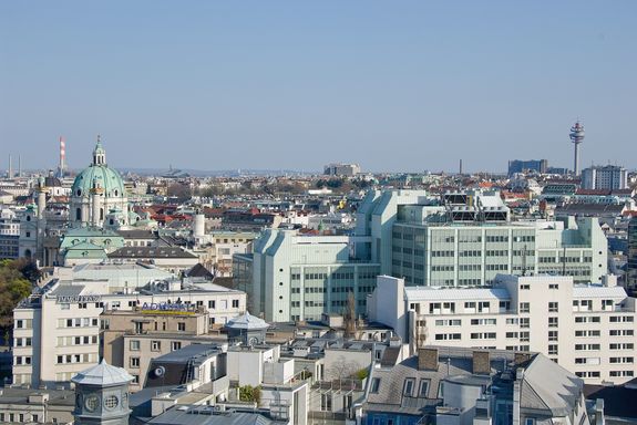 Luftblick auf das Freihaus Luftblick auf das Freihaus im Sommer. Links ist das Hauptgebäude TU Wien und die Karlskirche zu sehen.