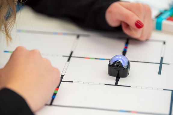 TU Wien Informatics Mädchenhand mit Beebot Roboter
