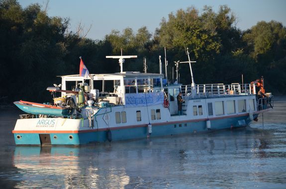 Das Forschungsschiff ARGUS auf der Donau während des Joint Danube Survey 2013, das auch 2007 zum Einsatz kam.