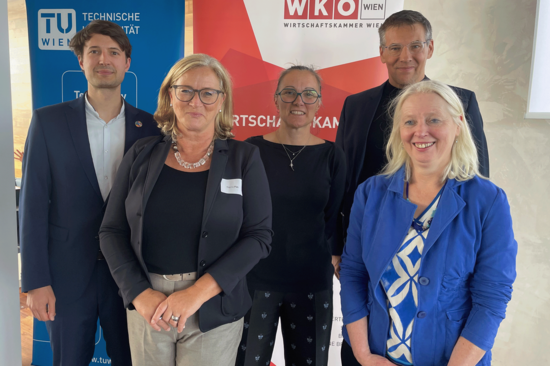 Gruppenfoto mit fünf Personen