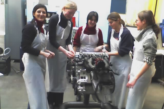 Frauen zerlegen einen Motor5