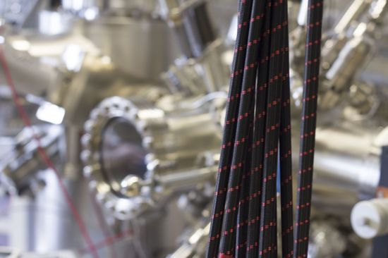 Das Hochleistungsmikroskop wird an Bungee-Seilen aufgehängt.