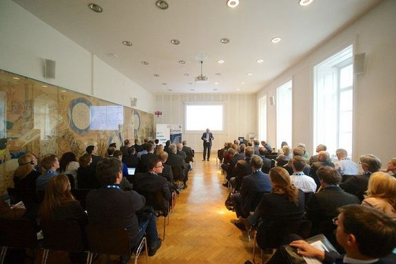 Blick in den gefüllten Kongress-Saal nach vorne zum Redner.
