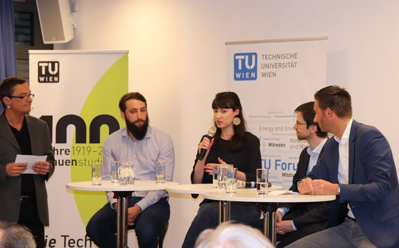 Eine weitere Aufnahme des Podiums. Diesmal spricht Susanne Kaiser ins Mikrofon.