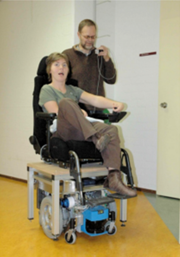 Behinderte Benutzerin bei Testfahrt mit halbautomatischer Zielführung. Das Movement System unterstützt dabei z.B. beim Durchfahren enger Türen.