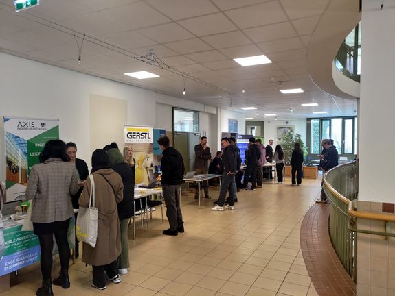 Side aisle with exhibitors' stands