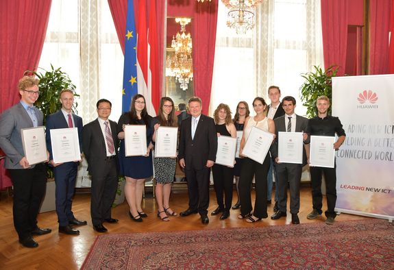 Gruppenfoto: PAN Yao, CEO Huawei Österreich, und Bürgermeister Michael Ludwig mit den Siegerinnen und Siegern 2018 im Rathaus