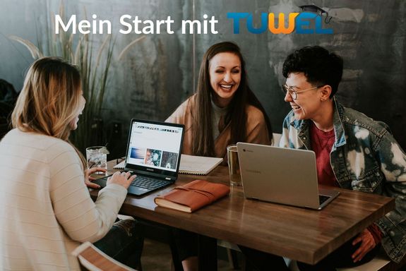 drei Studierende mit Laptops, beim Tisch sitzend