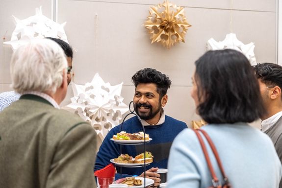 [Translate to English:] Prof. Puxbaum beim Netzwerken