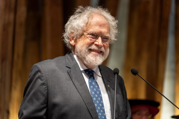 Portraitfoto von Prof. Anton Zeilinger - bei einer Rede im TU Wien Kuppelsaal