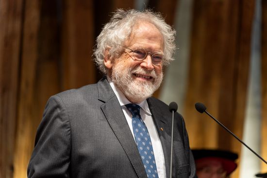 Portraitfoto von Prof. Anton Zeilinger - bei einer Rede im TU Wien Kuppelsaal 