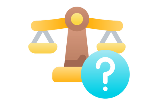 Eine Waage mit zwei Schalen, die auf gleicher Höhe hängen. Davor ein großes, blaues Fragezeichen in einem Kreis.