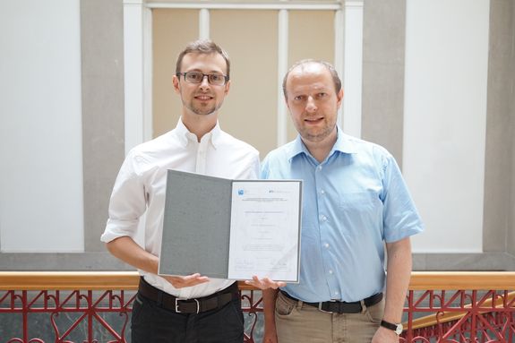 Sebastian Rötzer mit seinem Diplomarbeitsbetreuer Prof. Thomas Dangl Sebastian Rötzer mit seinem Diplomarbeitsbetreuer Prof. Thomas Dangl