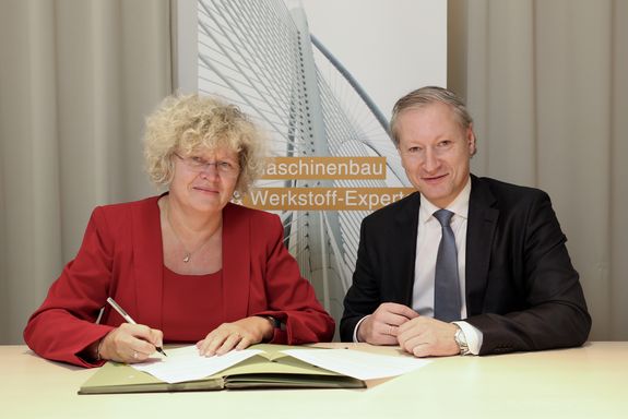 [Translate to English:] Sabine Seidler, Rektorin TU Wien, Stefan Haas, CEO TÜV AUSTRIA