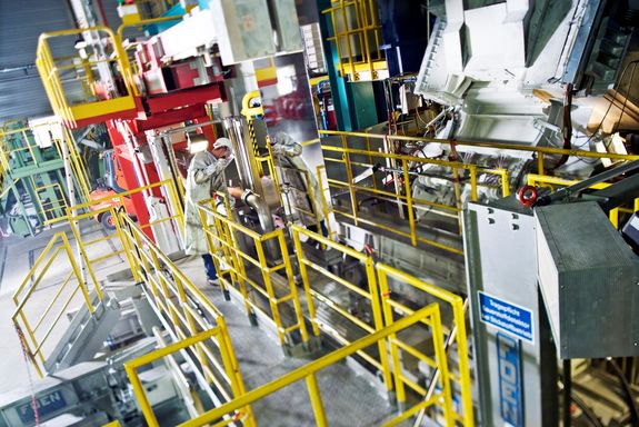 In der Feuerverzinkung wird die Oberfläche des Stahlbandes zum Schutz vor Korrosion mit einer Zinkschicht überzogen. Copyright: voestalpine Stahl GmbH