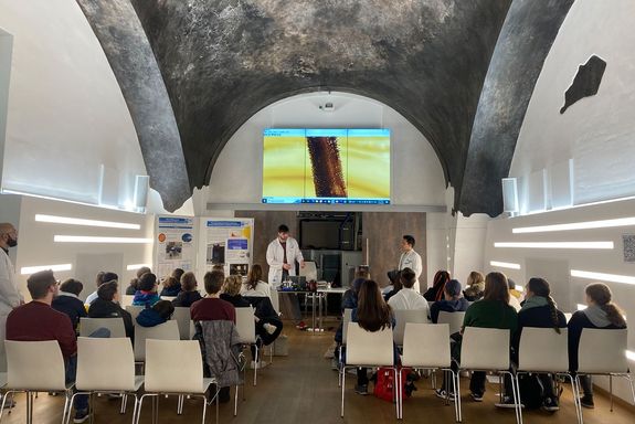 Schüler_innen bei einem der fünf Workshops