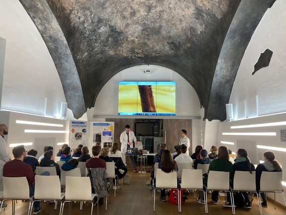 Schüler_innen bei einem der fünf Workshops