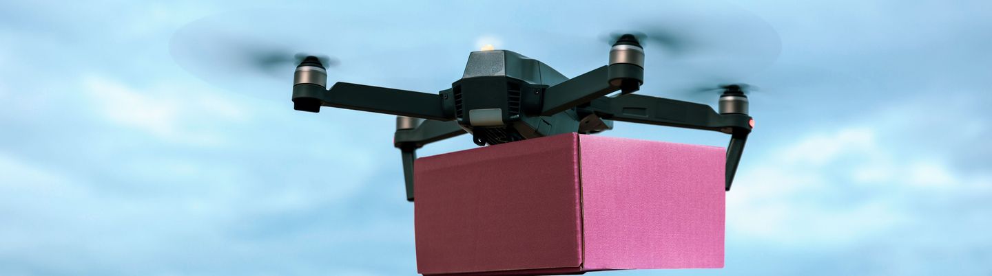 Eine Drohne transportiert ein Paket