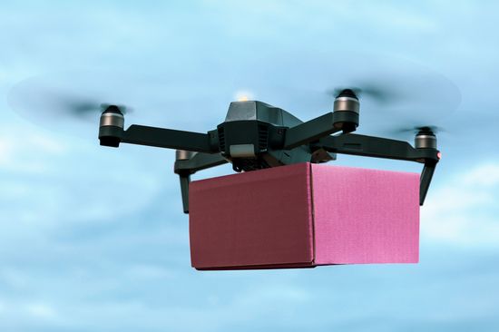 Eine Drohne transportiert ein Paket