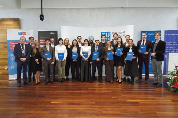 [Translate to English:] Gruppenbild mit Abschlussmappen