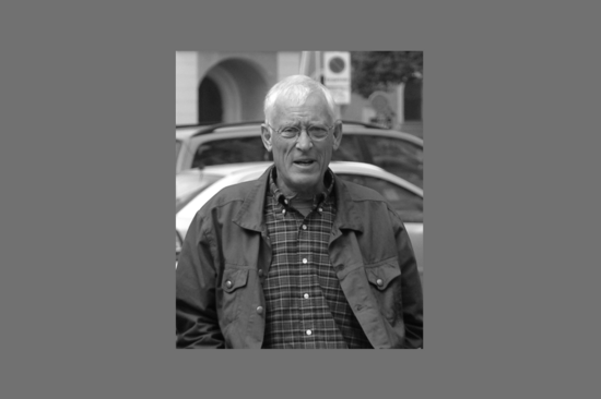 Schwarz-weiß-Brustbild von Erich Knözinger. Er trägt ein kariertes Hemd und eine Jeansjacke.