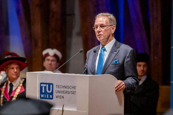 Peter Oswald steht vor einem Pult und hält eine Rede