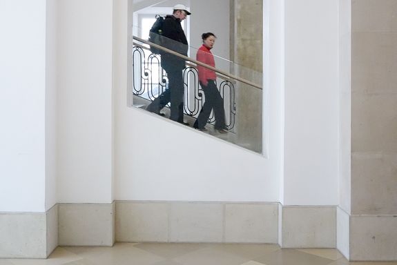 Aula Stiegenaufgang Eingangsbereich, Blick zur Treppe.