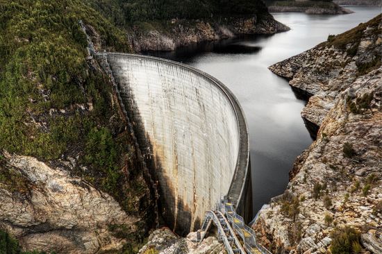 Eine Staumauer: Energiewirtschaftlich höchst sinnvoll - doch welche anderen Auswirkungen kann sie noch haben?