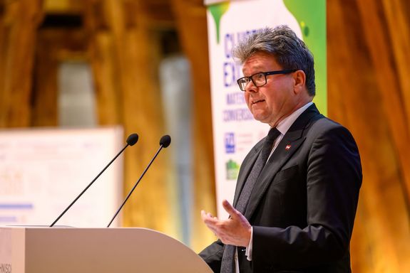 Minister Polaschek am Podium