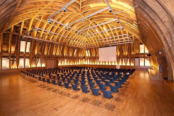 Kuppelsaal mit Stühlen