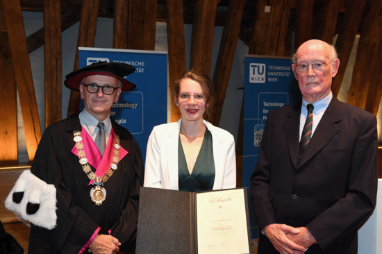 Eva-Maria Wartha bei der Lions-Förderpreisverleihung (Mitte).