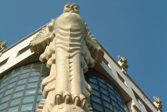 Bibliothek Eule Die Eule an der Fassade des Bibiothekgebäudes.