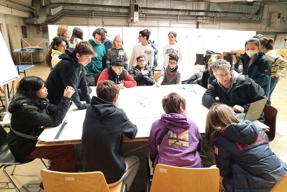 Sitzkreis Schüler_innen im Rahmen von technik bewegt