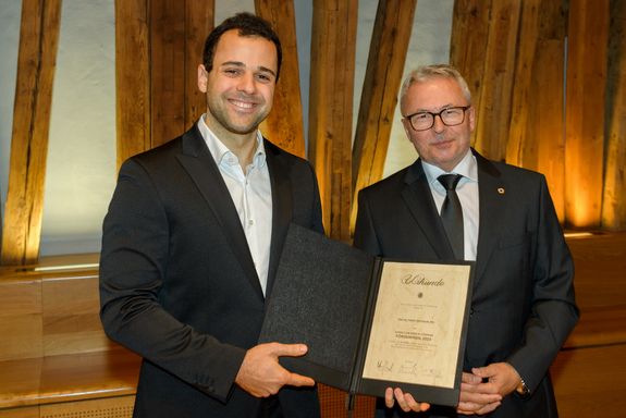 Preisverleihung 2023 - v.l.n.r. Preisträger Dipl.-Ing. Fabian Garmroudi und Peter Gangl,  (Vertreter des Lions Clubs)