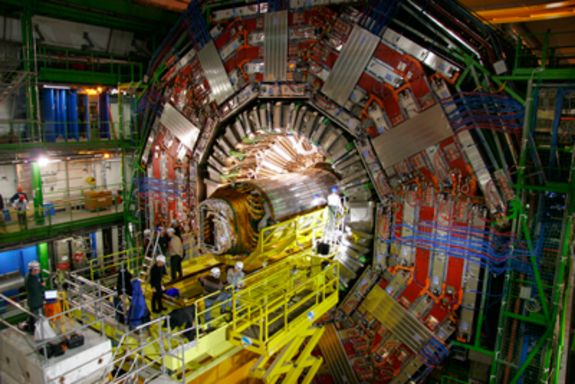 Der schnelle Einsatz von Feuerlöschern wird geübt.