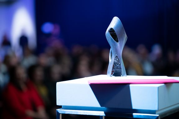 Die Trophäe des Hedy-Lamarr Preises.