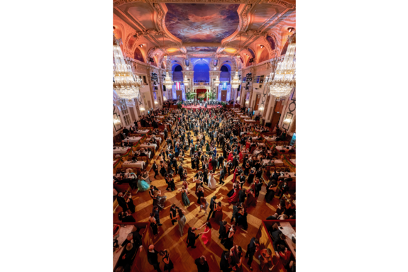 Ballpublikum von oben fotografiert. Lichtspiel mit Rot- und Blautönen.