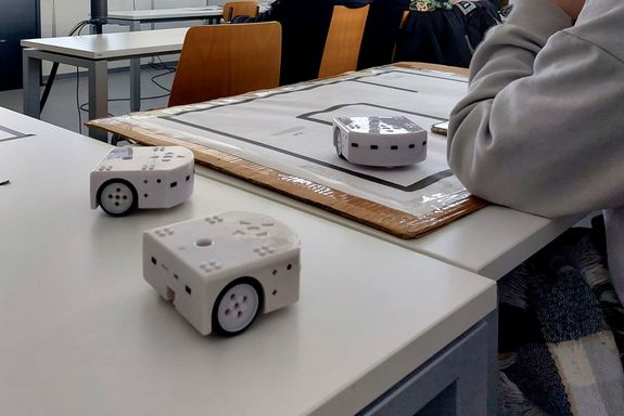 Technik bewegt kleine Roboter auf Tisch