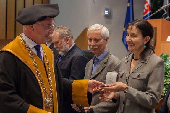 Prof. Azra Korjenic erhält die Auszeichnung der Universität Košice von Prof. Vincent Kvočák. [1]