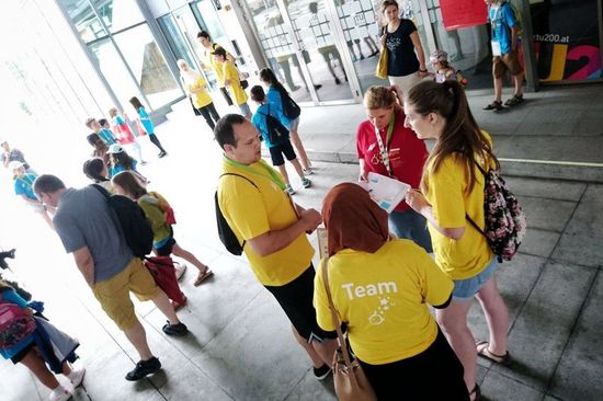 Kinderuni Team wartet vor dem Uni auf die Kindern