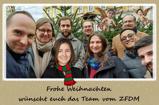 Ein Teamfoto, in das die fehlenden Kolleg_innen und etwas Glitzer nachträglich eingefügt wurden. Rundherum ist ein rustikal wirkender Rahmen, unter dem Bild ein Text.